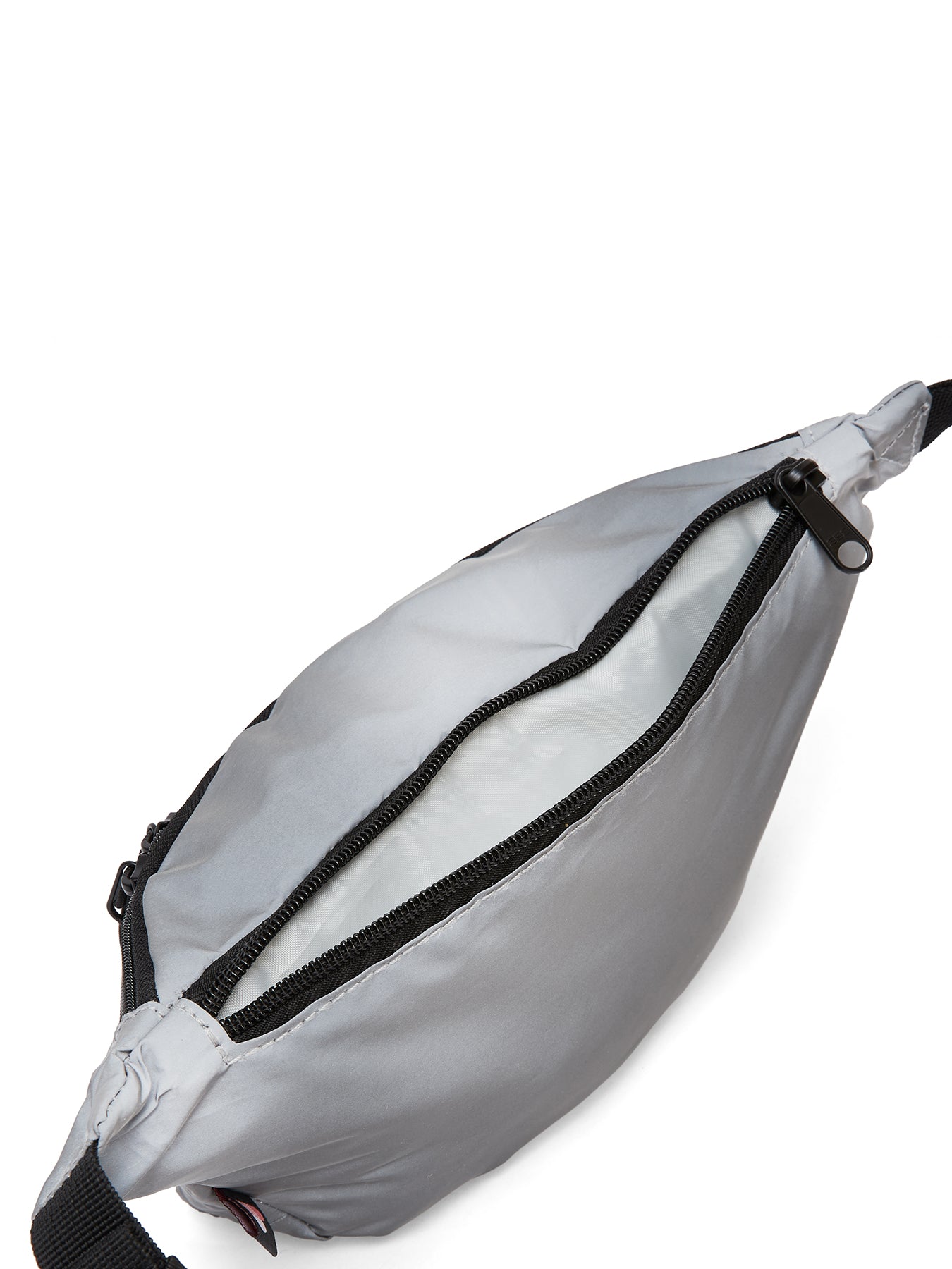 Ela Mo™ Hipbag | Reflective. Ein Hipbag mit Klickverschluss am Gurtelriemen und geöffnetem Reißverschluss.
