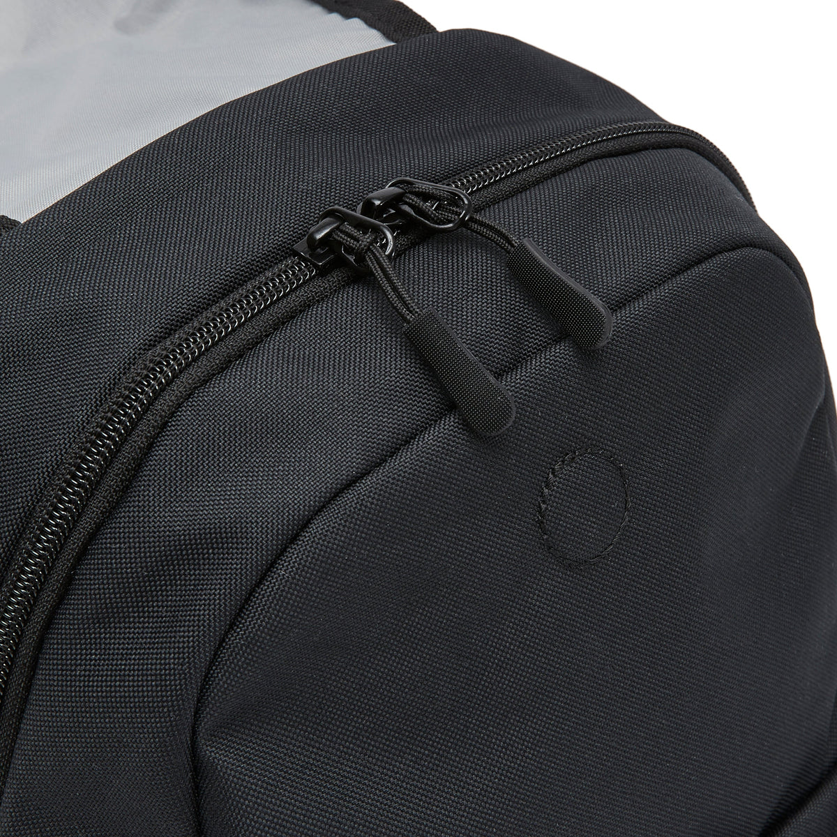 Ela Mo™ Mini Rucksack | Schwarz. Großes Hauptfach mit Zwei-Wege-Reißverschluss am Rucksack.