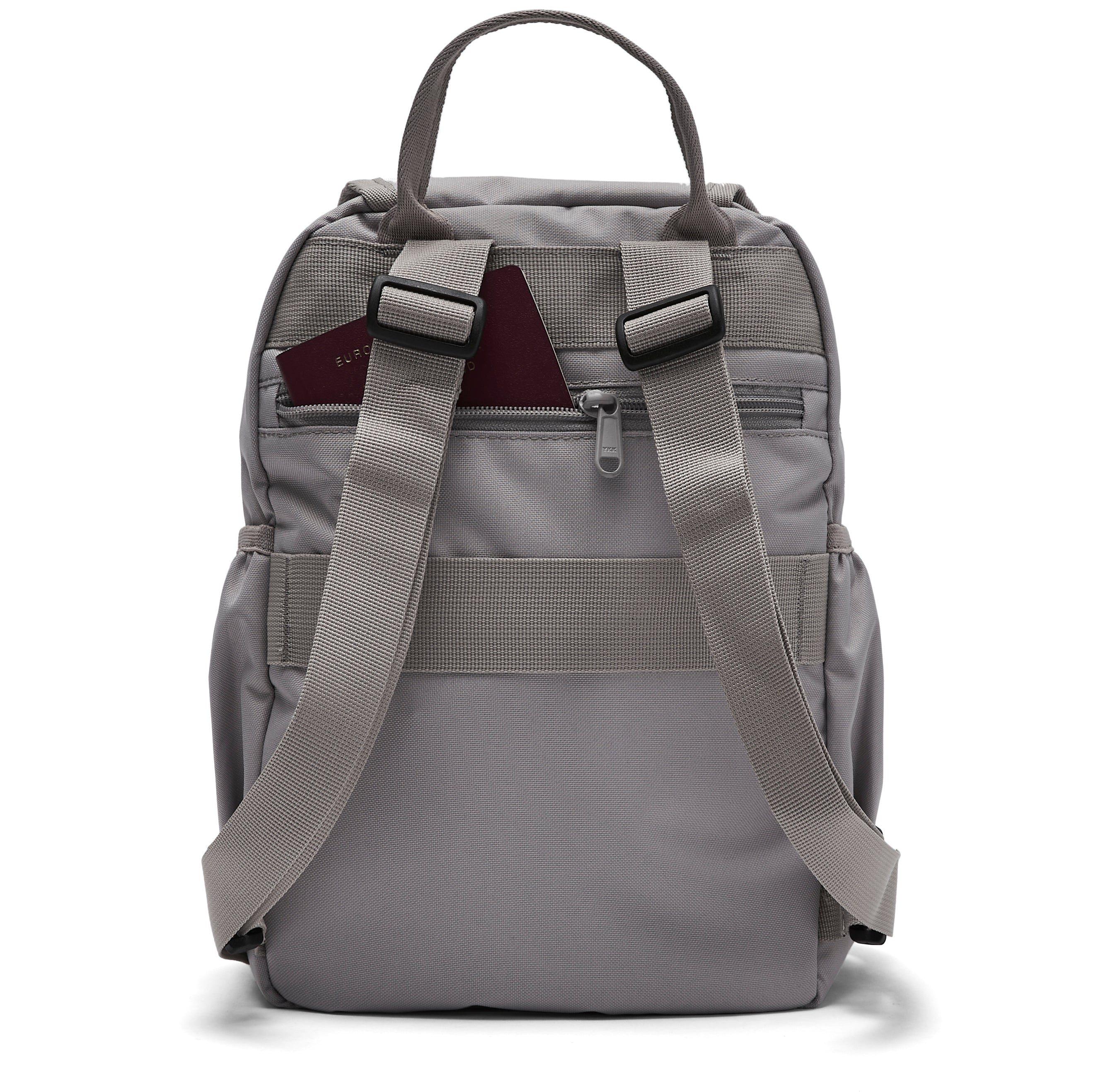Ela Mo™ Mini Rucksack | Warm Grey. Die Rückseite des Rucksacks mit Schulterriemen und kleinem Außenfach.