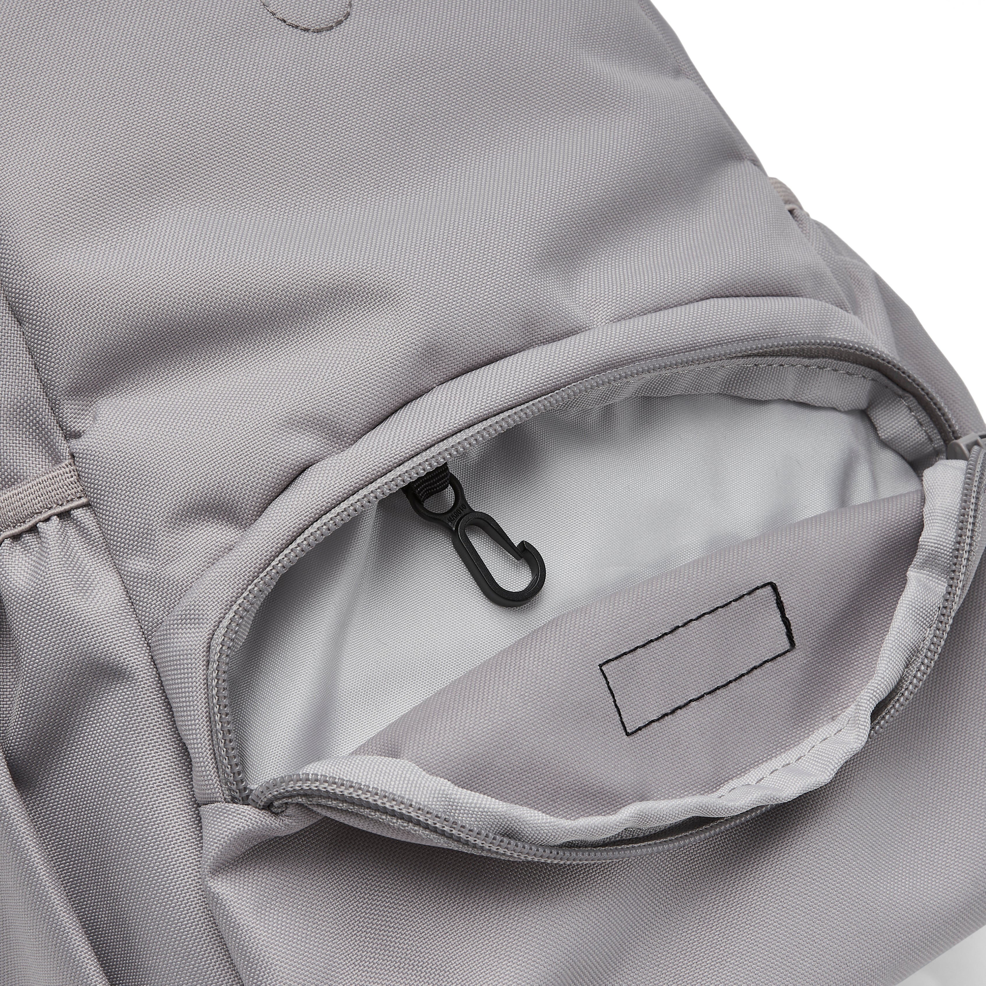Ela Mo™ Mini Rucksack | Warm Grey. Innenbereich des Außenfachs mit integriertem Schlüsselanhänger.