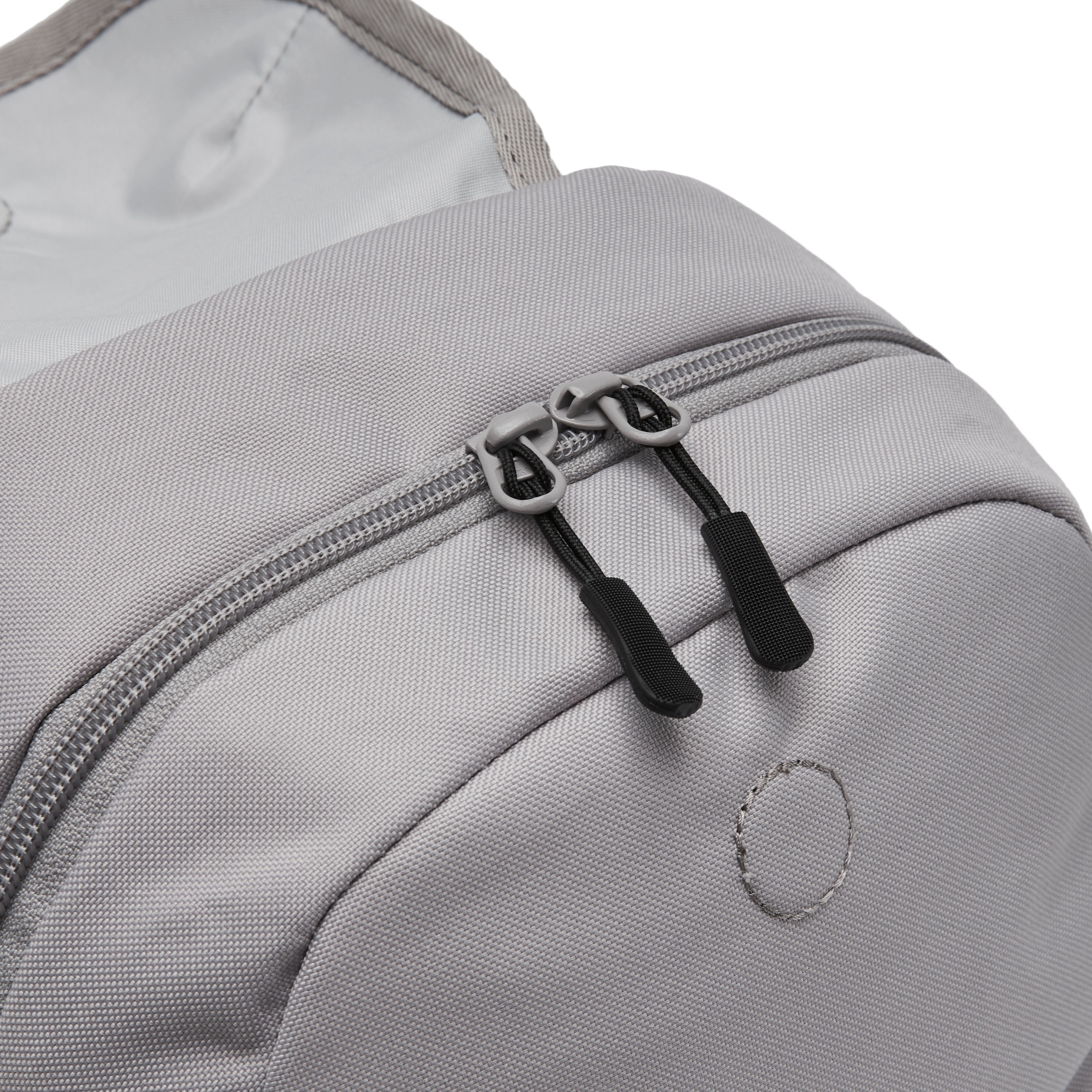 Ela Mo™ Mini Rucksack | Warm Grey. Großes Hauptfach mit Zwei-Wege-Reißverschluss am Rucksack.