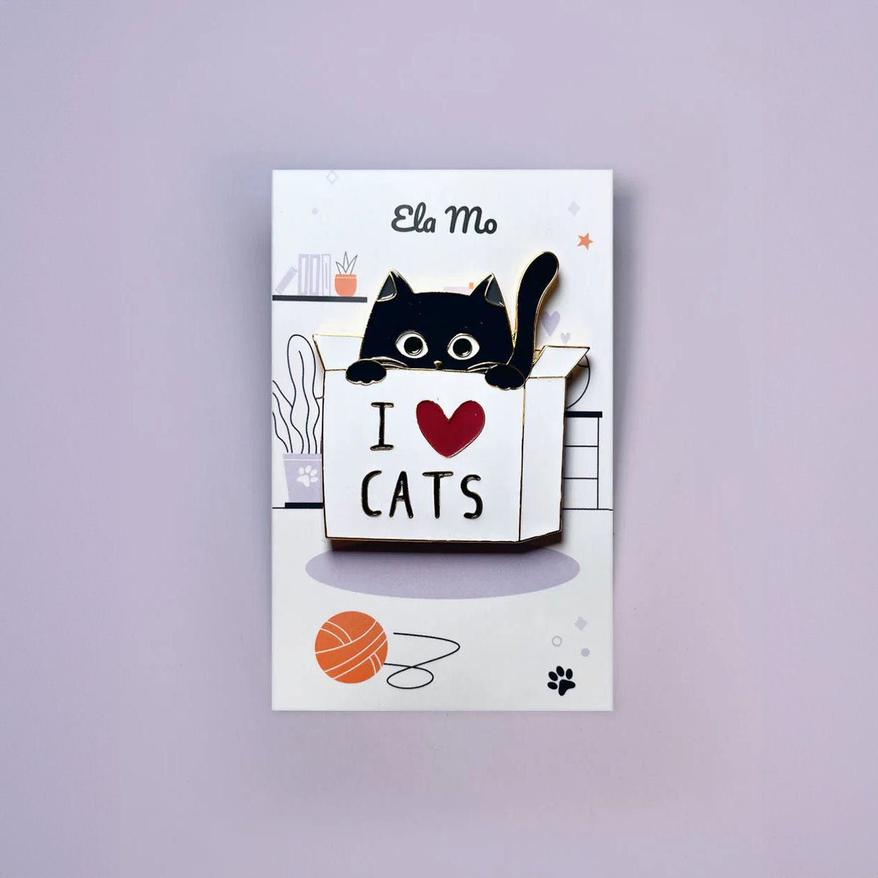 Ela Mo™ Pin für Rucksäcke | Cat. Ein kleiner Pin für den Rucksack, auf einer Karte befestigt.