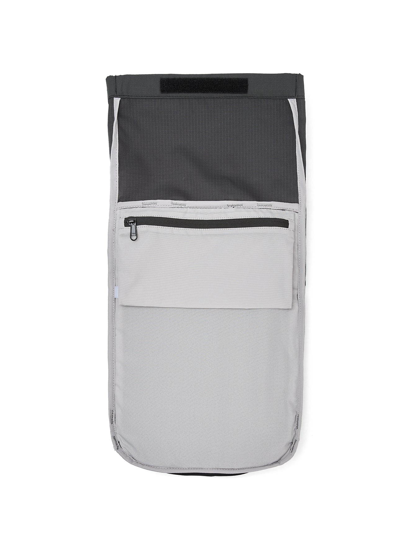 Ela Mo™ Rolltop Lite | Black. Der graue Innenraum des Rucksacks verfügt über ein Innenfach mit Reißverschluss.
