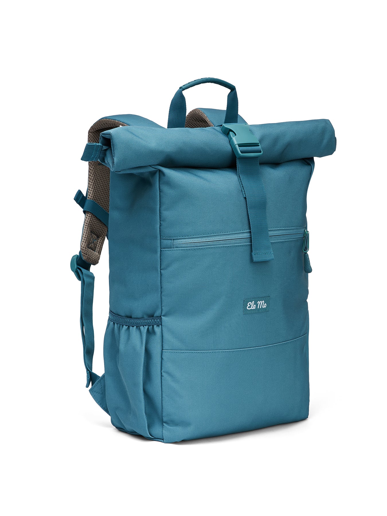 Ela Mo™ Rolltop Rucksack | Petrol. Ein Rucksack mit seitlicher Tasche und Herstellerlogo auf weißem Hintergrund.