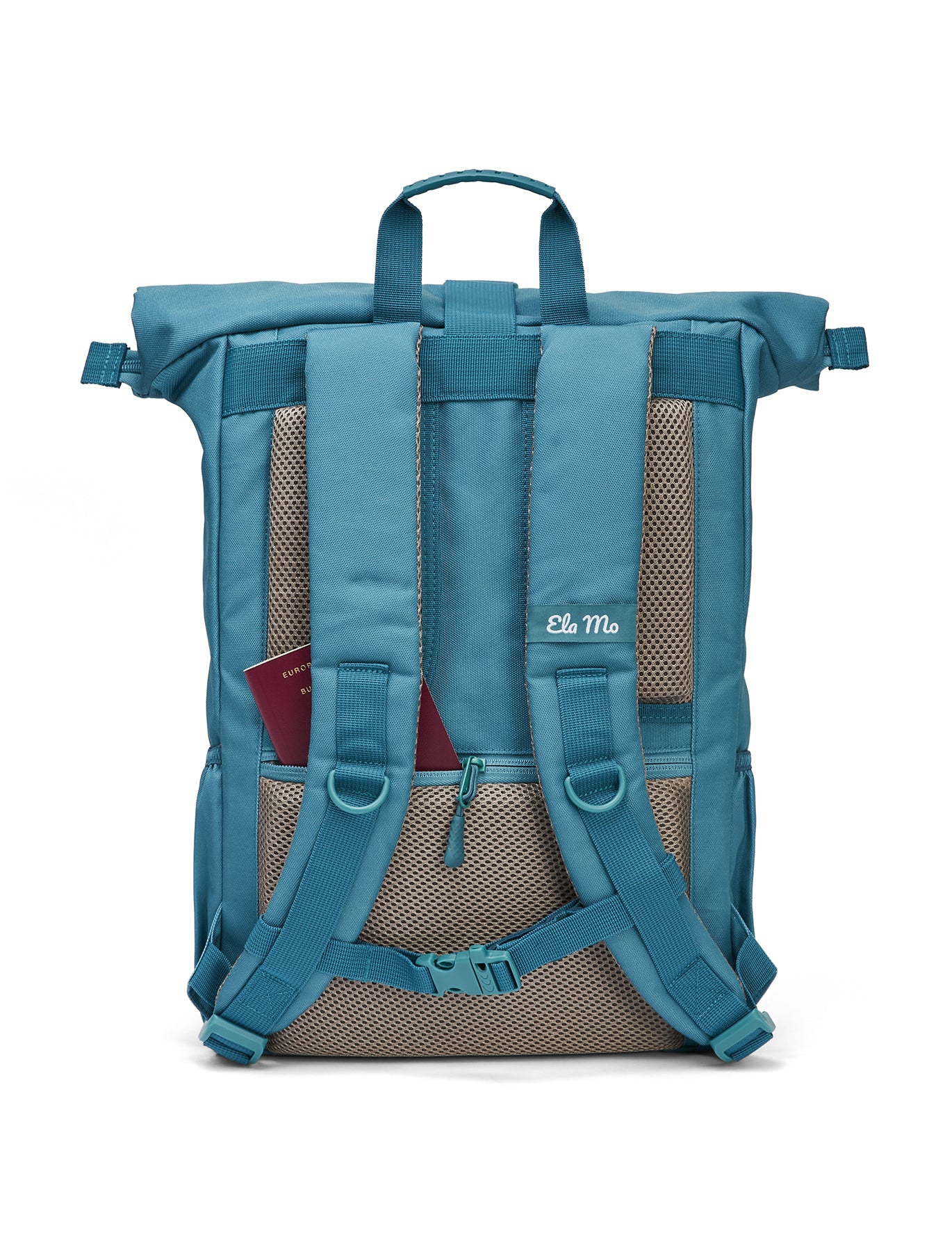 Ela Mo™ Rolltop Rucksack | Petrol. Die Rückseite des Rucksacks mit einem Außenfach und Schulterriemen.