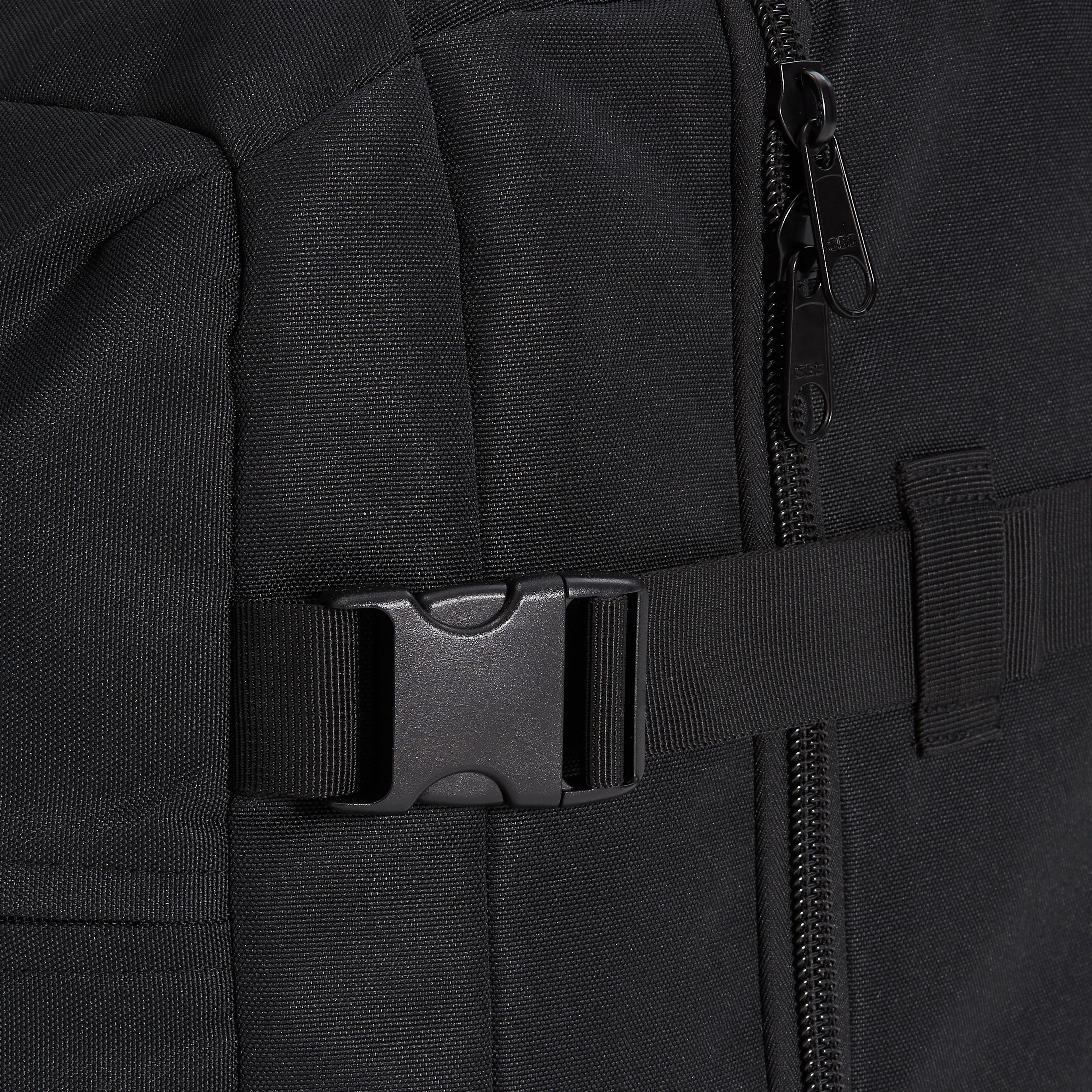 Ela Mo™ Reisetasche mit Rollen 42 Liter | Black. Klickverschluss an der Seite für zusätzliche Sicherheit.