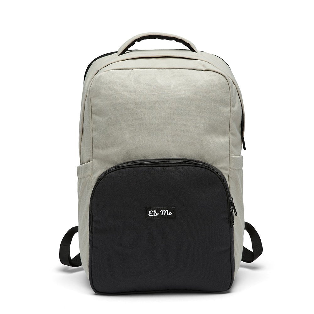 Ela Mo™ Schulrucksack | Desert. Schulrucksack in Grau mit Außenfach und Herstellerlogo.