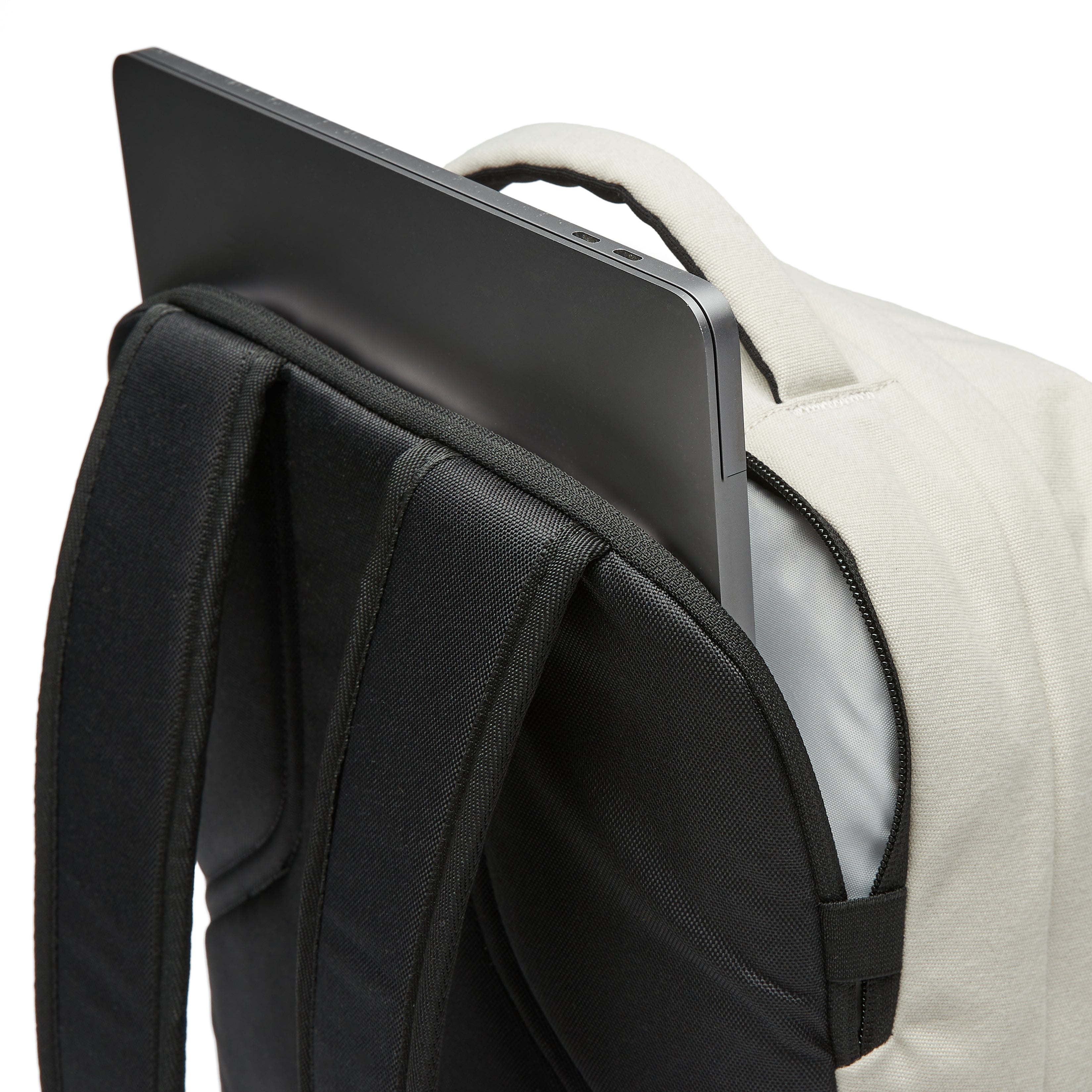 Ela Mo™ Work Rucksack | Dessert. Separates Laptopfach auf der Rückseite des Schulrucksacks.