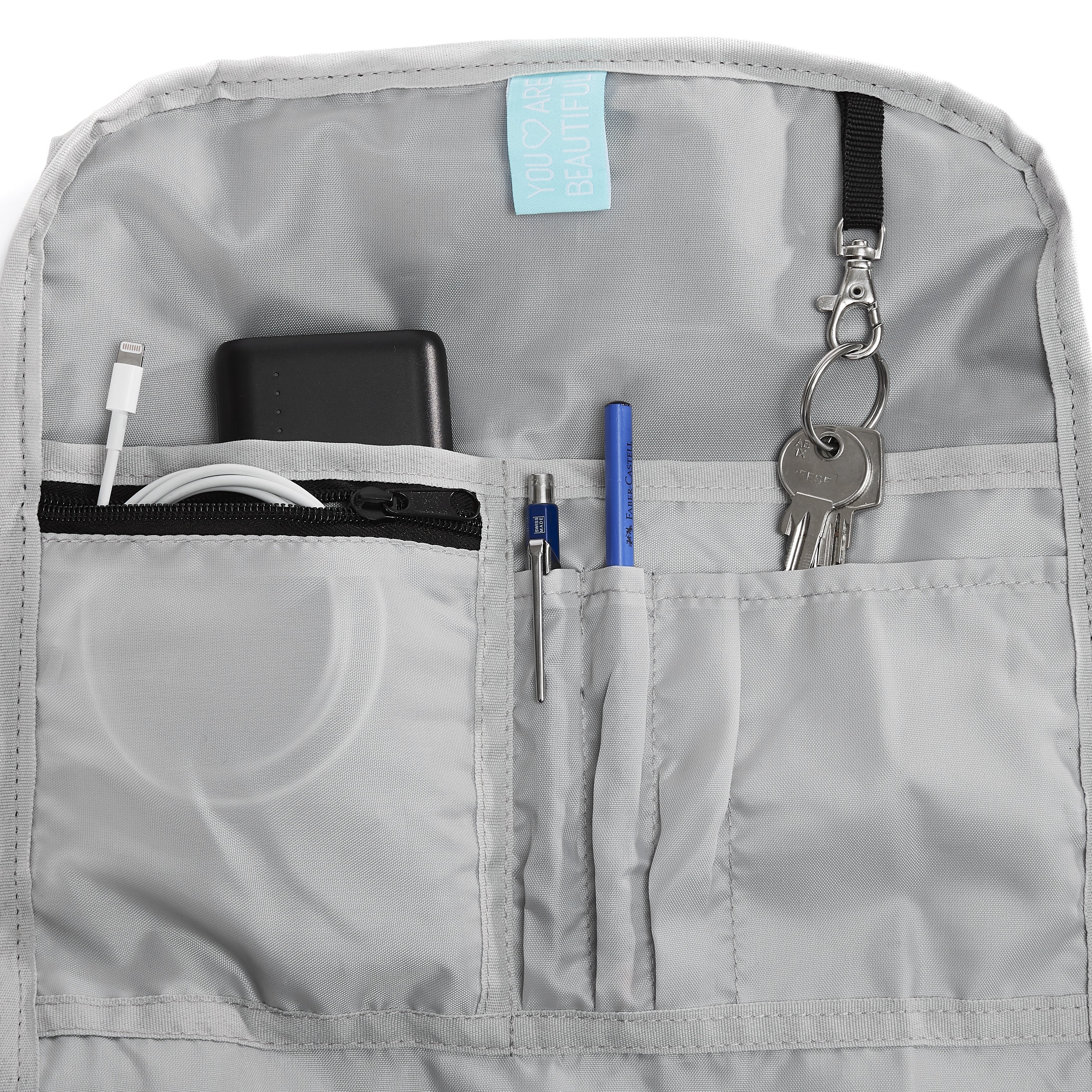 Ela Mo™ Rolltop Rucksack | Nightrose. Hellgrauer Innenbereich des Rucksacks mit Fächern und Alltagsgegenständen.