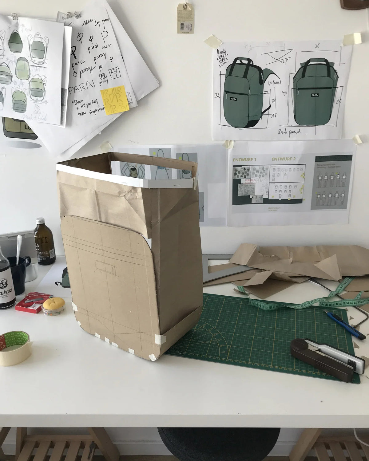 Frühes Topload-Papiermodell im Entwicklungsstudio vor Skizzen und Maßzeichnungen