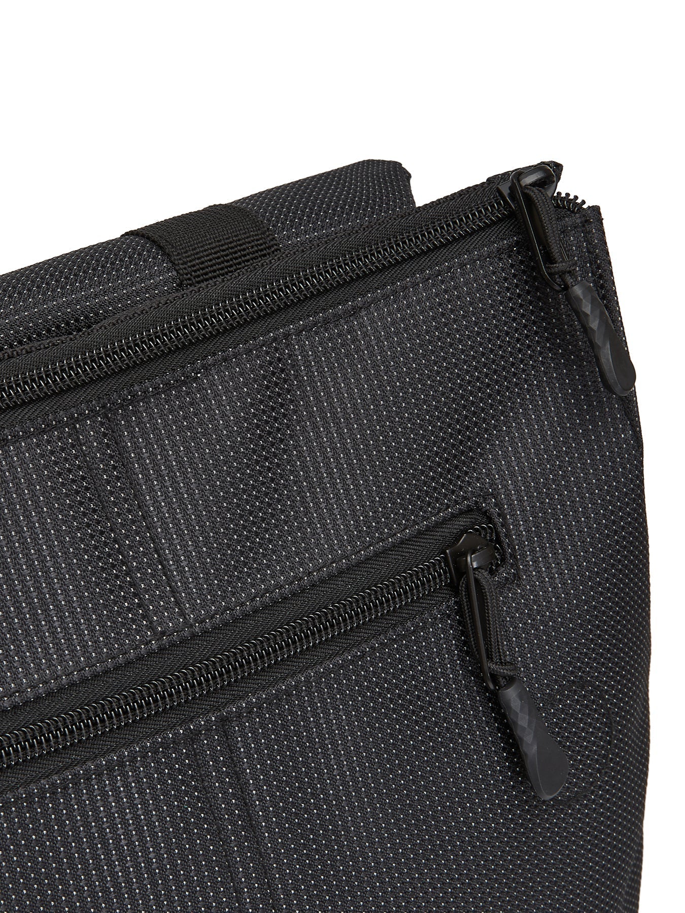 Ela Mo™ Daypack Rucksack | Black Reflective. Oberteil des Rucksacks mit zwei Fächern und Reißverschluss.