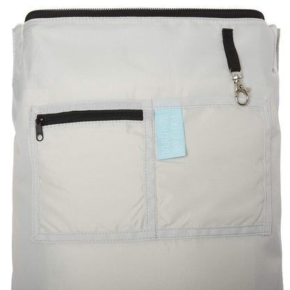 Ela Mo™ Daypack Rucksack | Embroidery Edition Upsy Daisy. Hellgrauer Innenbereich des Rucksacks mit Reißverschluss.