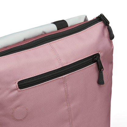 Ela Mo™ Daypack Rucksack | Strawberry Ceam. Oberteil des Rucksacks mit zwei Fächern und Reißverschluss.