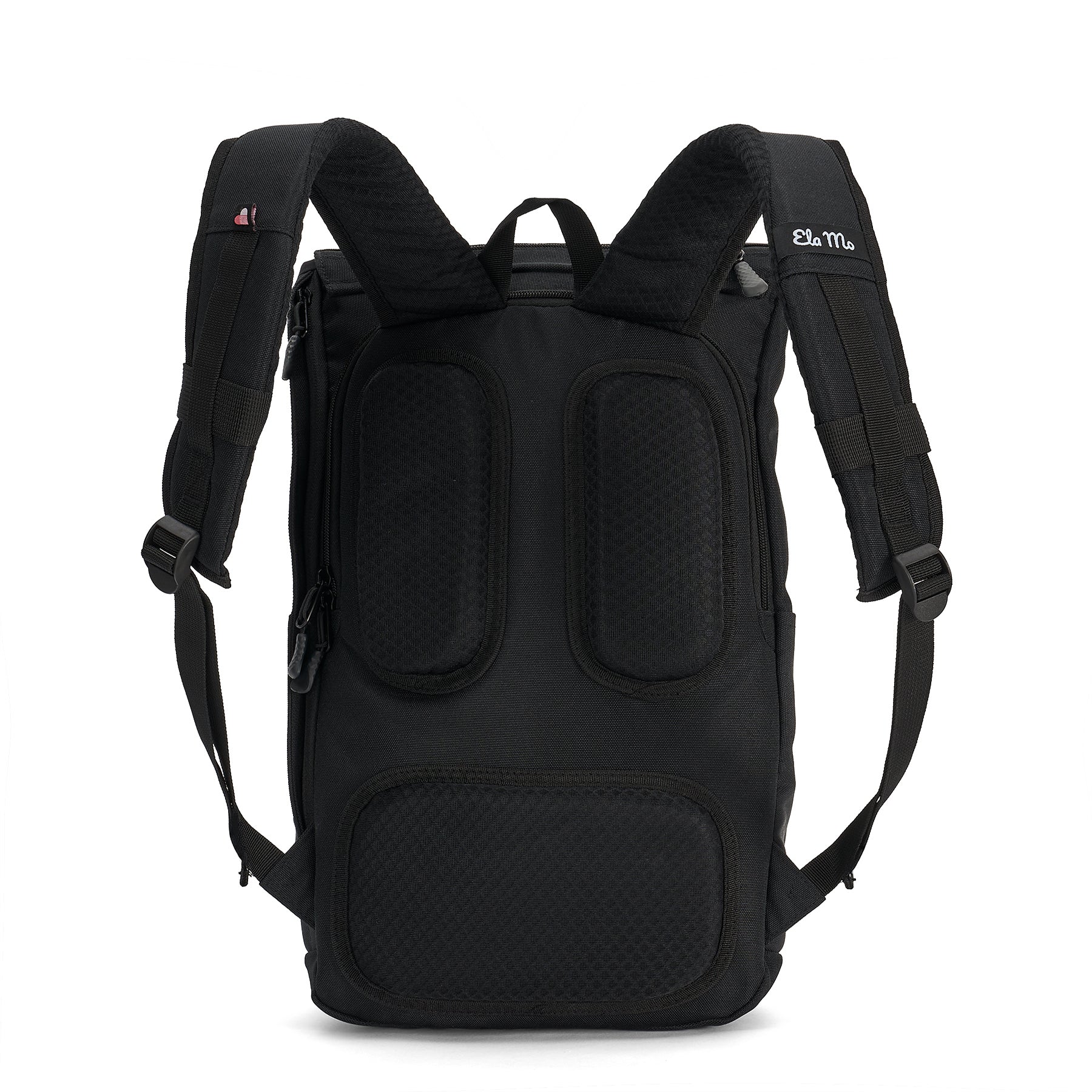 Ela Mo™ Everywhere Daypack | Black. Die Rückseite des schwarzen Rucksacks mit Schulterriemen auf weißem Hintergrund.