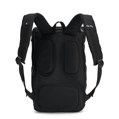 Ela Mo™ Everywhere Daypack | Black. Die Rückseite des schwarzen Rucksacks mit Schulterriemen auf weißem Hintergrund.