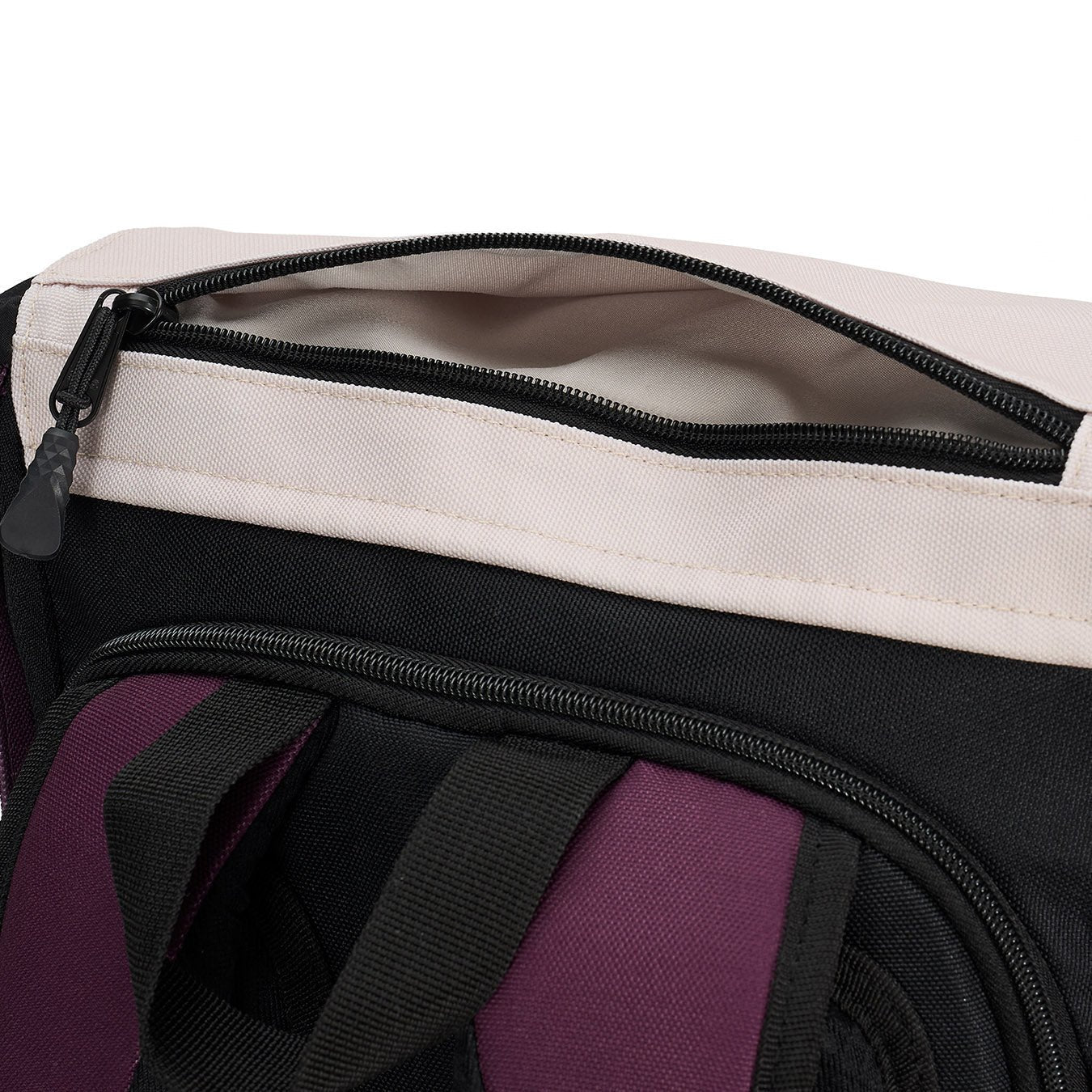 Ela Mo™ Everywhere Daypack | Grape. Außenfach mit Reißverschluss am Deckel des Rucksacks auf weißem Hintergrund.