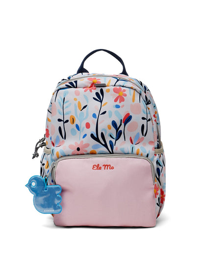 Ela Mo™ Kinderrucksack (3-6 Jahre) | Pastel Land.Rosa Rucksack mit floralem Muster und einem BOOKMAN Bird in Blau von außen.