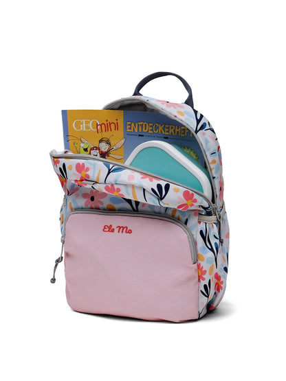 Ela Mo™ Kinderrucksack (3-6 Jahre) | Pastel Land. Im offenen, geblümten rosa Rucksack liegen Bücher und eine blaue Lunchbox.