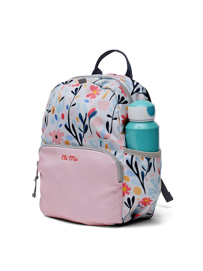 Ela Mo™ Kinderrucksack (3-6 Jahre) | Pastel Land. Im geblümten rosa Rucksack liegt eine Wasserflasche in der Seitentasche.