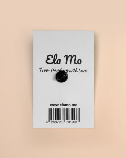 Ela Mo™ Mini Pin für Rucksäcke | Butterfly. Ein kleiner Schmetterlings-Pin auf einer Karte befestigt, die Rückseite.