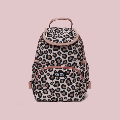 Ela Mo™ Mini Rucksack | Leo im Leoparden-Design auf einem hellrosa Hintergrund
