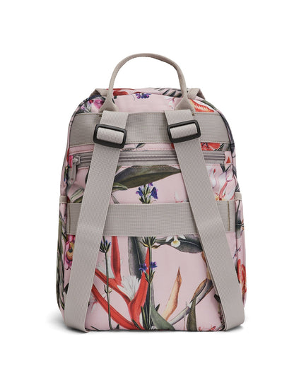 Ela Mo™ Mini Rucksack | Luxe. Die Rückseite des floral gemusterten Rucksacks mit Außenfach und Schulterriemen.