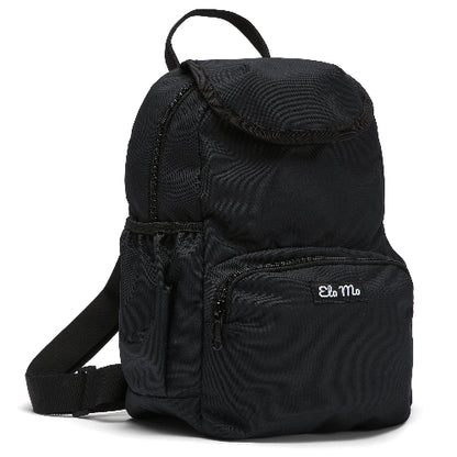 Ela Mo™ Mini Rucksack | Schwarz. Kleiner Rucksack mit Außenfach und Herstellerlogo vorne auf weißem HIntergrund.