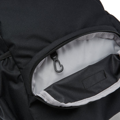 Ela Mo™ Mini Rucksack | Schwarz. Innenbereich des Außenfachs mit integriertem Schlüsselanhänger.