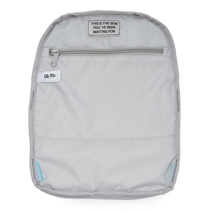 Ela Mo™ Mini Rucksack | Schwarz. Grauer Innenbereich des Rucksacks mit Innenfach und Reißverschluss.