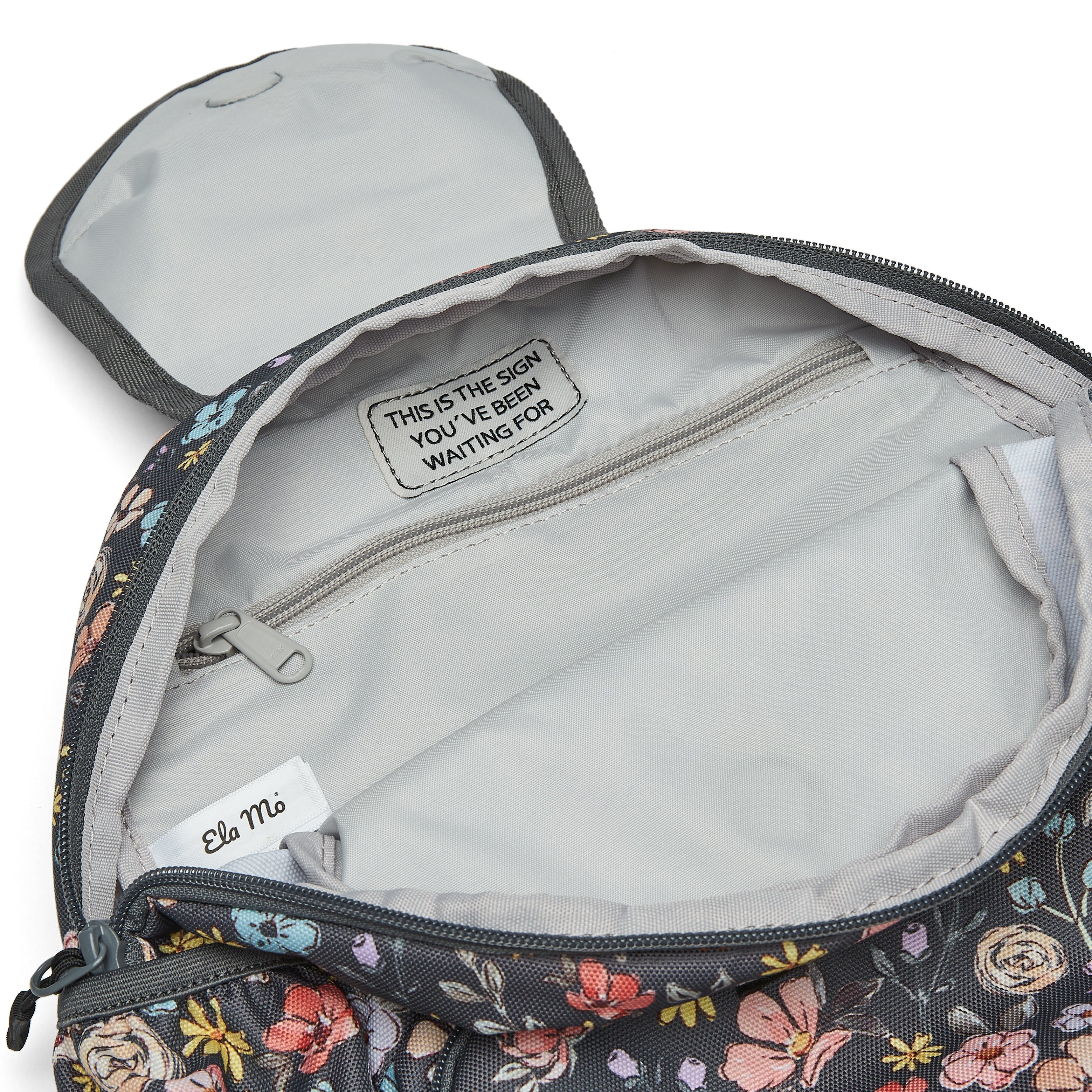 Ela Mo™ Mini Rucksack | Summer Meadows. Hellgrauer Innenbereich des Rucksacks mit kleinem Fach und Reißverschluss.