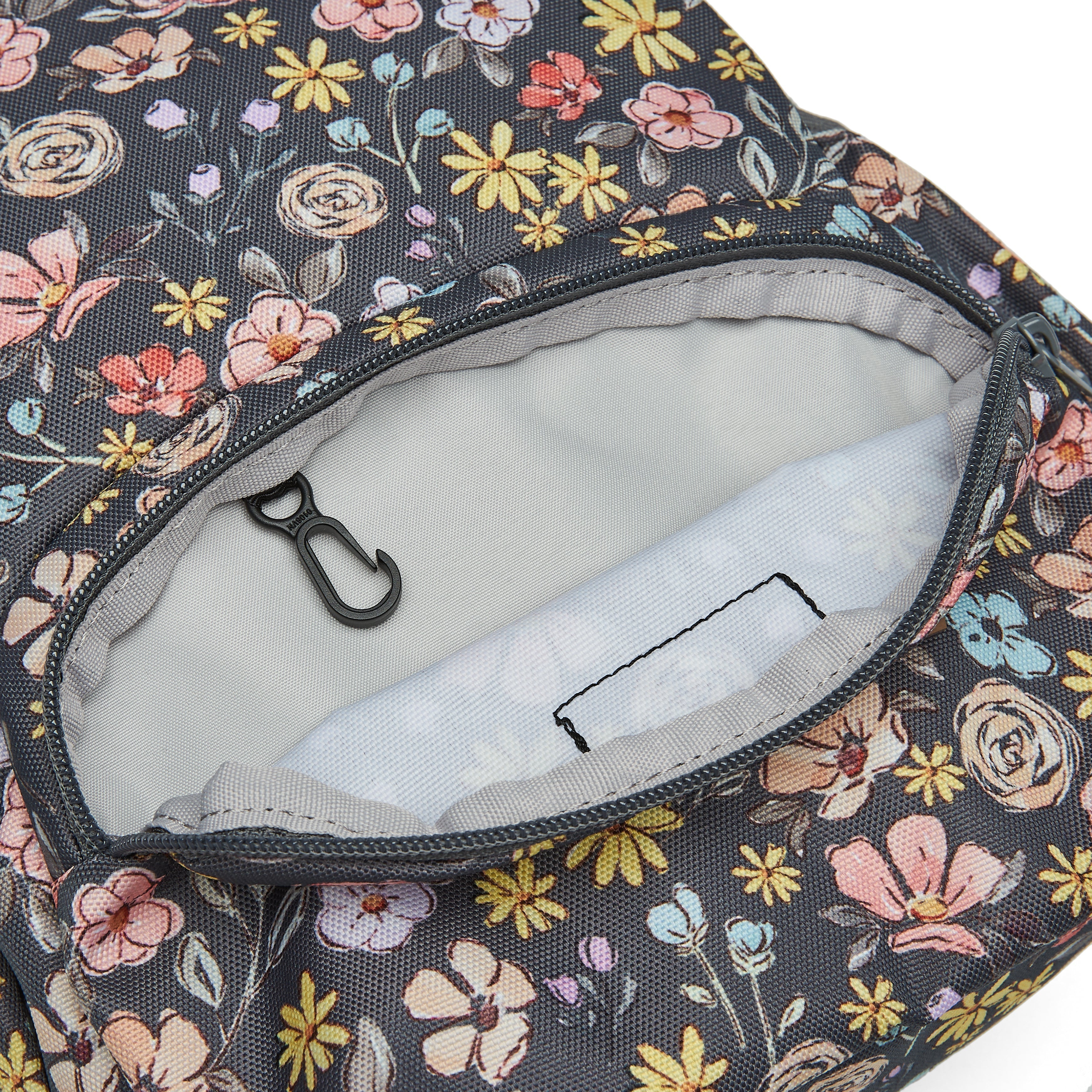 Ela Mo™ Mini Rucksack | Summer Meadows. Innenbereich des Außenfachs mit integriertem Schlüsselanhänger.