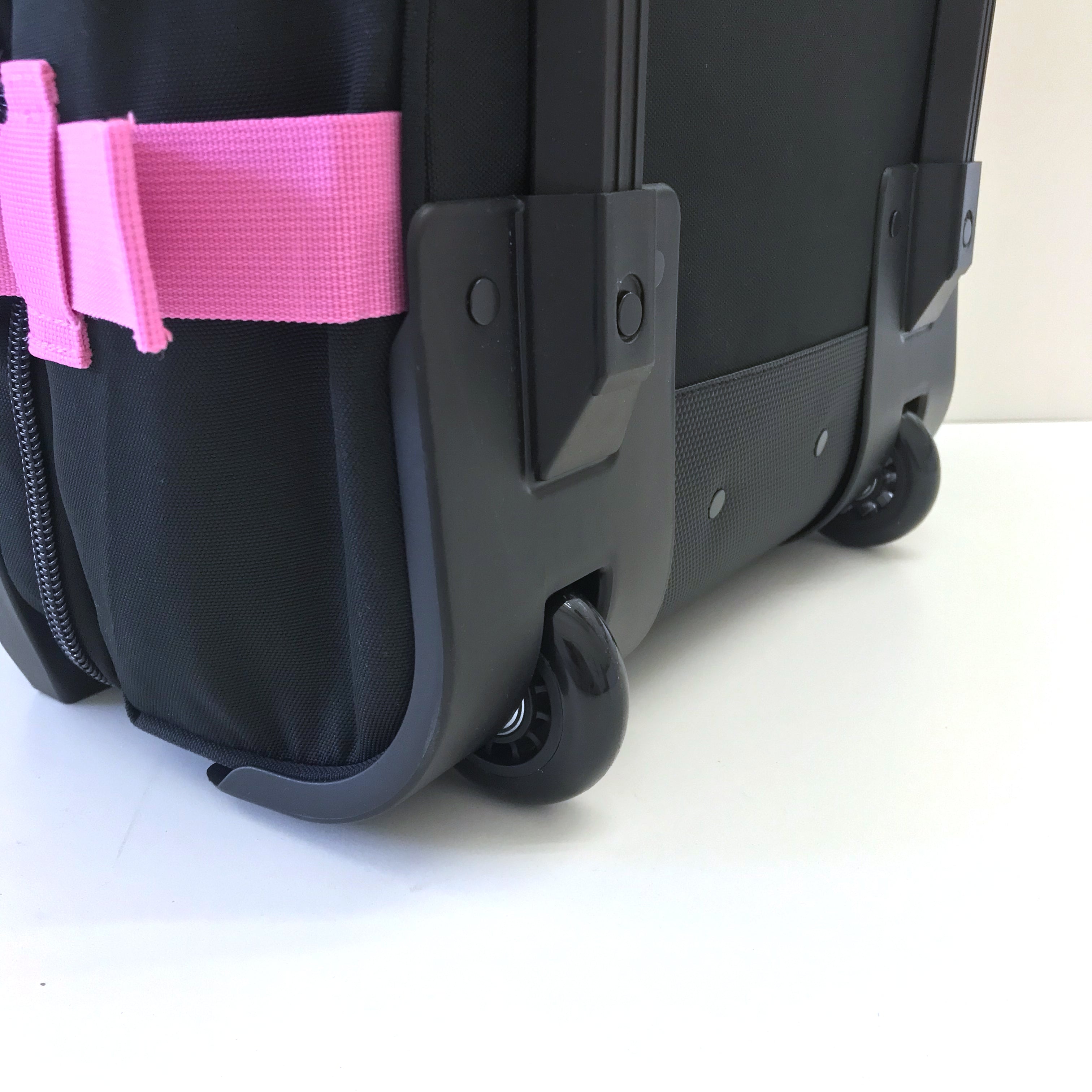 Ela Mo™ Reisetasche mit Rollen 78 Liter | Beauty in Darkness. Die Rollen der Reisetasche auf weißem Hintergrund.