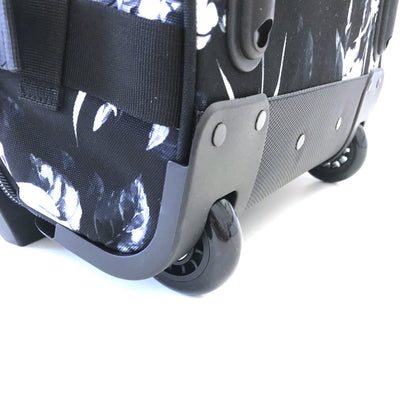 Ela Mo™ Reisetasche mit Rollen 78 Liter | Black. Die Rollen der Reisetasche auf weißem Hintergrund.