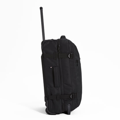 Ela Mo™ Reisetasche mit Rollen 78 Liter | Black.Reisetasche mit Klickverschluss von der rechten Seite auf weißem Hintergrund