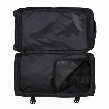 Ela Mo™ Reisetasche mit Rollen 78 Liter | Black. Geöffnete Reisetasche mit sichtbarem Innenbereich und Innenfächern.