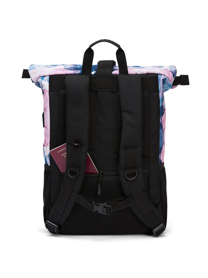 Ela Mo™ Rolltop Rucksack | Aqua. Die Rückseite des Rucksacks mit einem Außenfach und Schulterriemen.