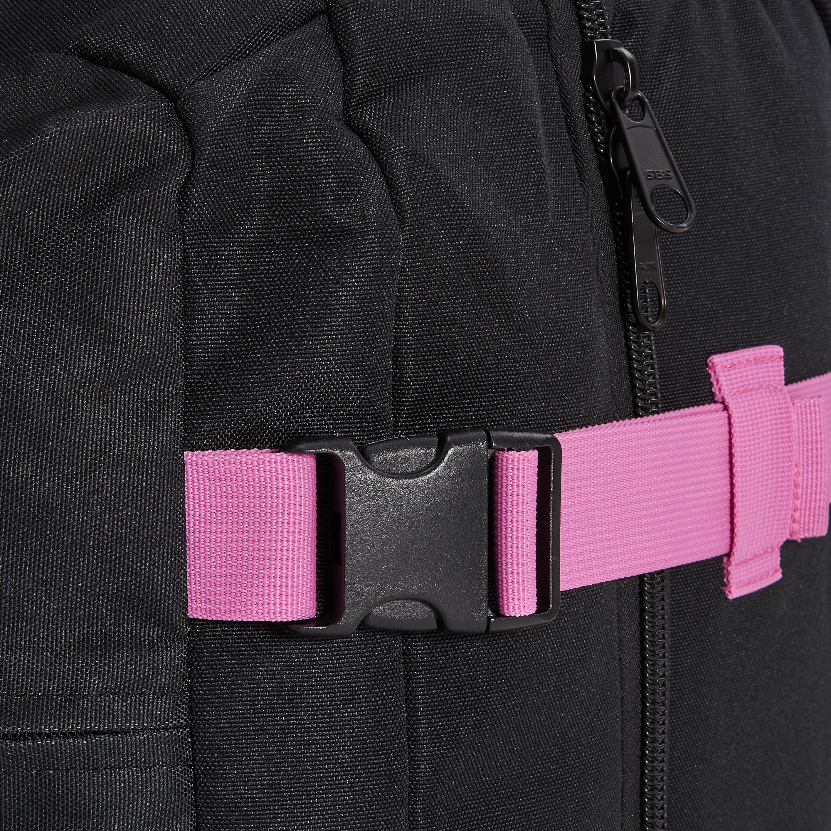 Ela Mo™ Reisetasche mit Rollen 78 Liter | Beauty in Darkness. Klickverschluss an der Seite für zusätzliche Sicherheit.