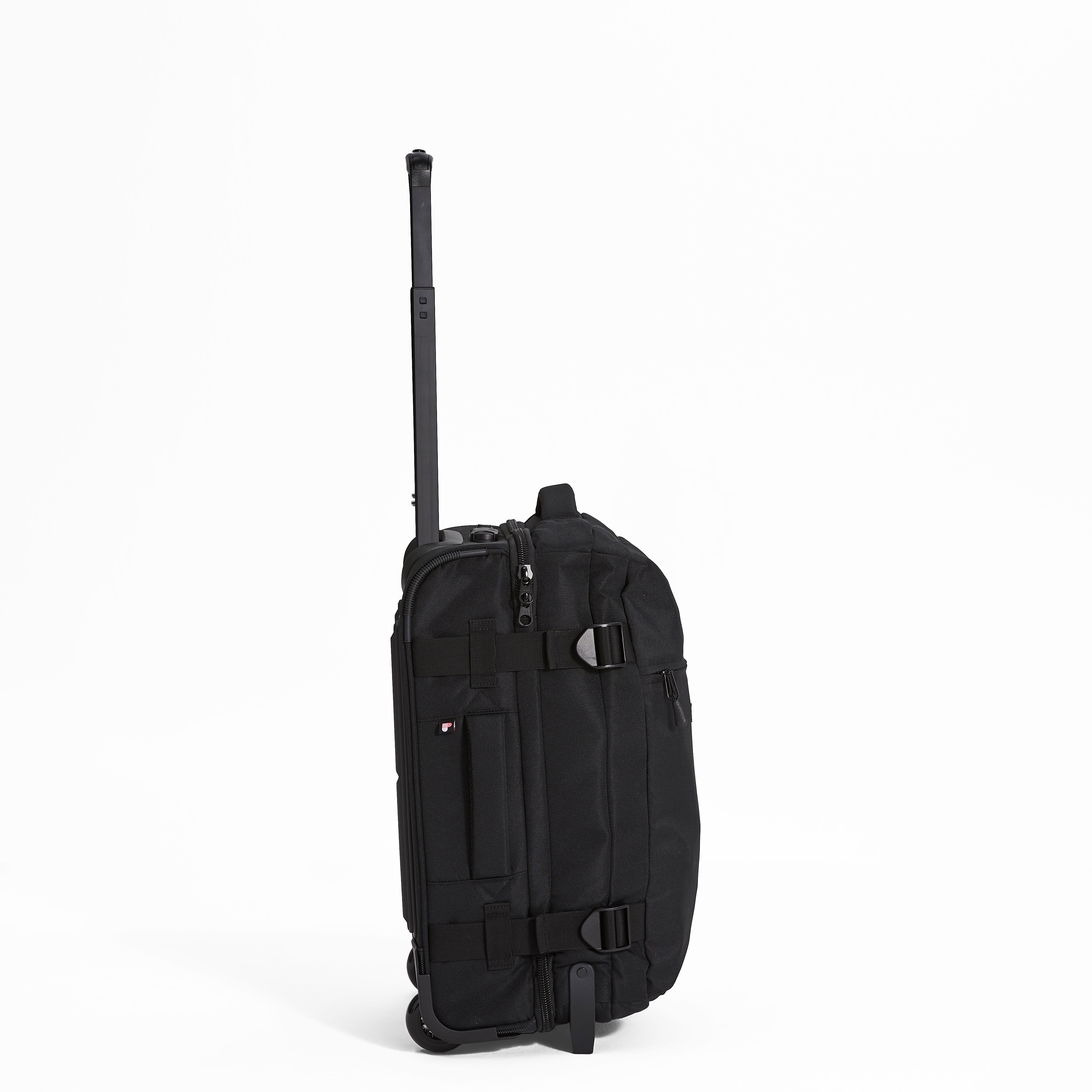 Ela Mo™ Reisetasche mit Rollen 42 Liter | Black.Reisetasche mit Klickverschluss von der rechten Seite auf weißem Hintergrund