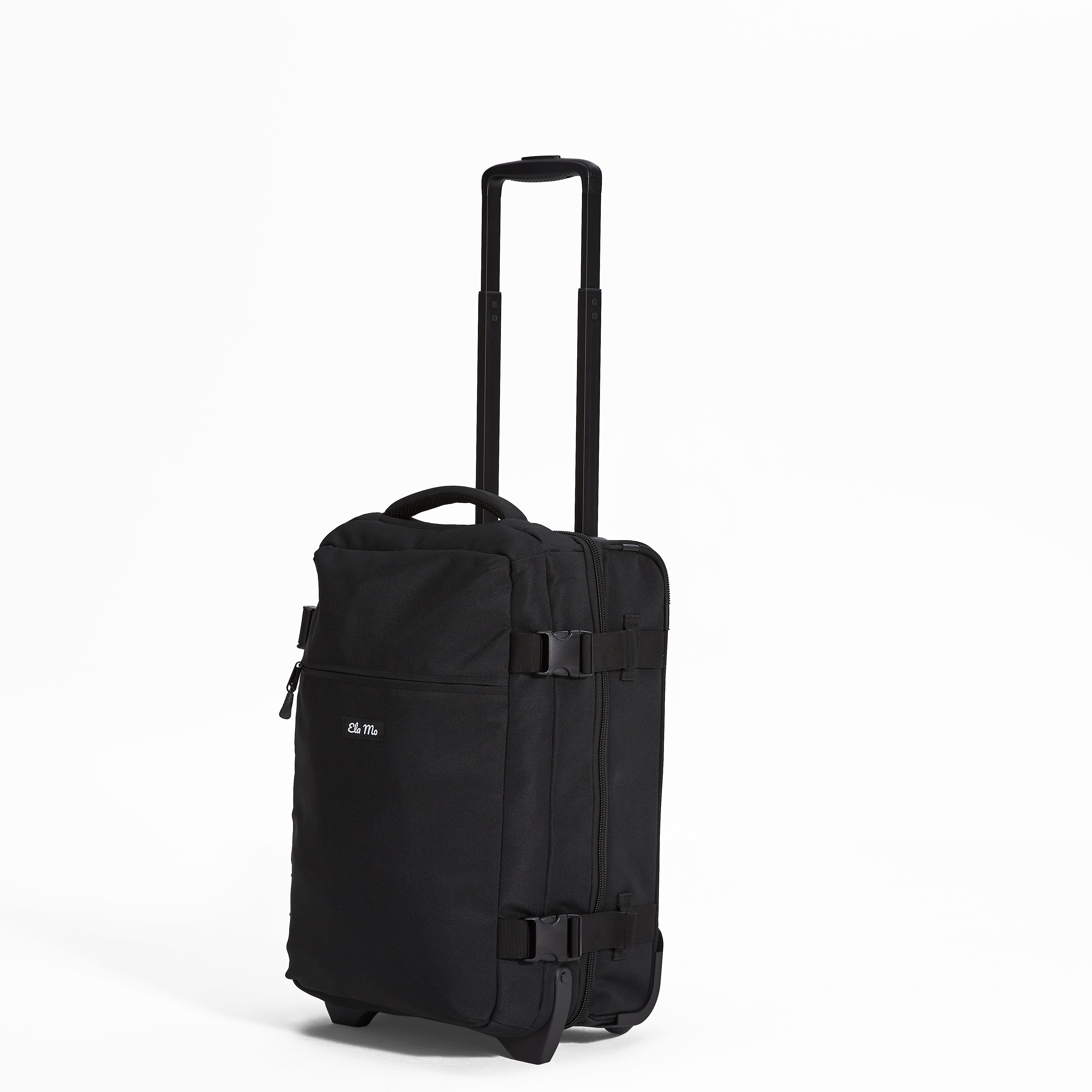 Ela Mo™ Reisetasche mit Rollen 42 Liter | Black. Eine Reisetasche auf weißem Hintergrund mit hochgezogenem Griff.