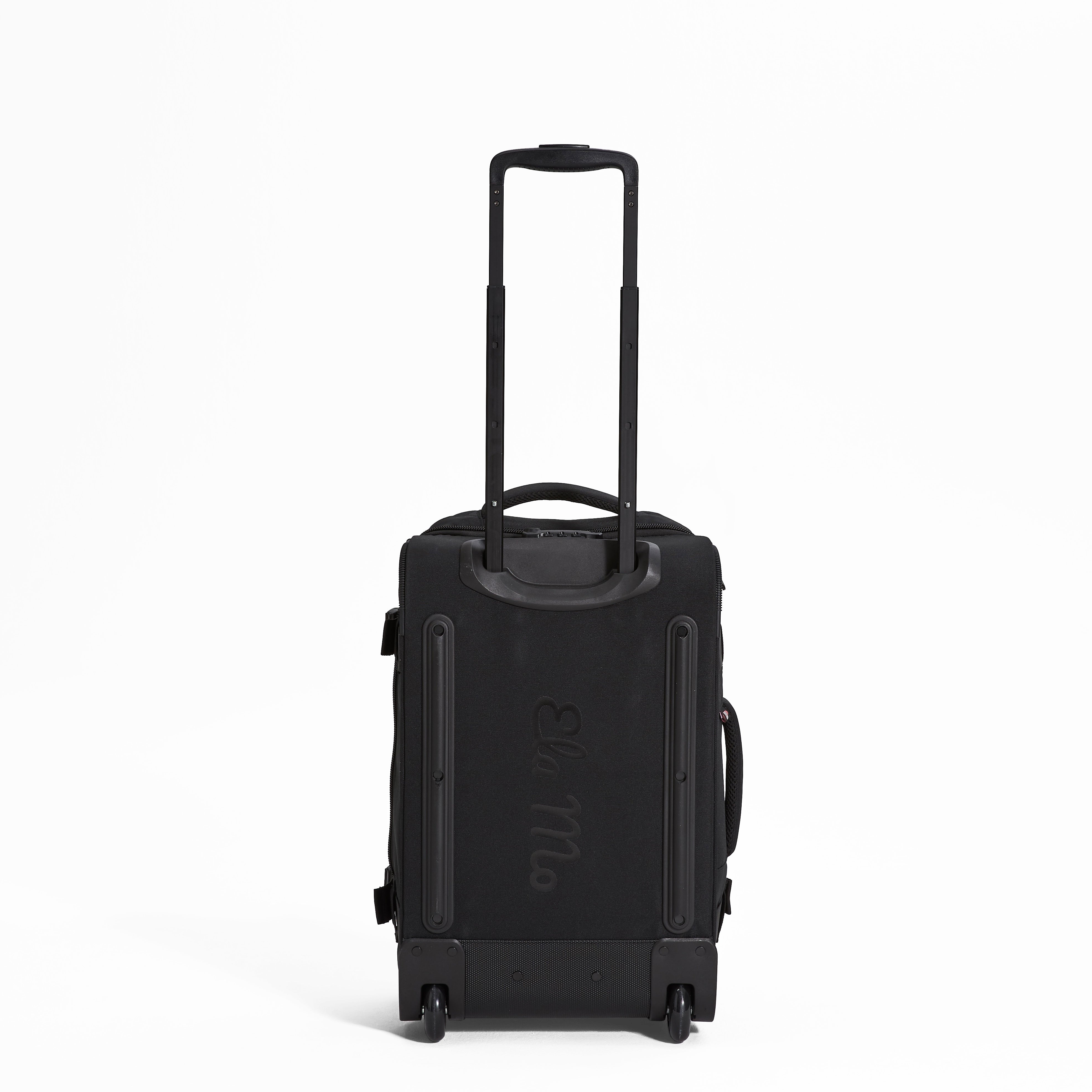 Ela Mo™ Reisetasche mit Rollen 42 Liter | Black. Die Rückseite der Reisetasche mit Rollen und Herstellerlogo in der Mitte.