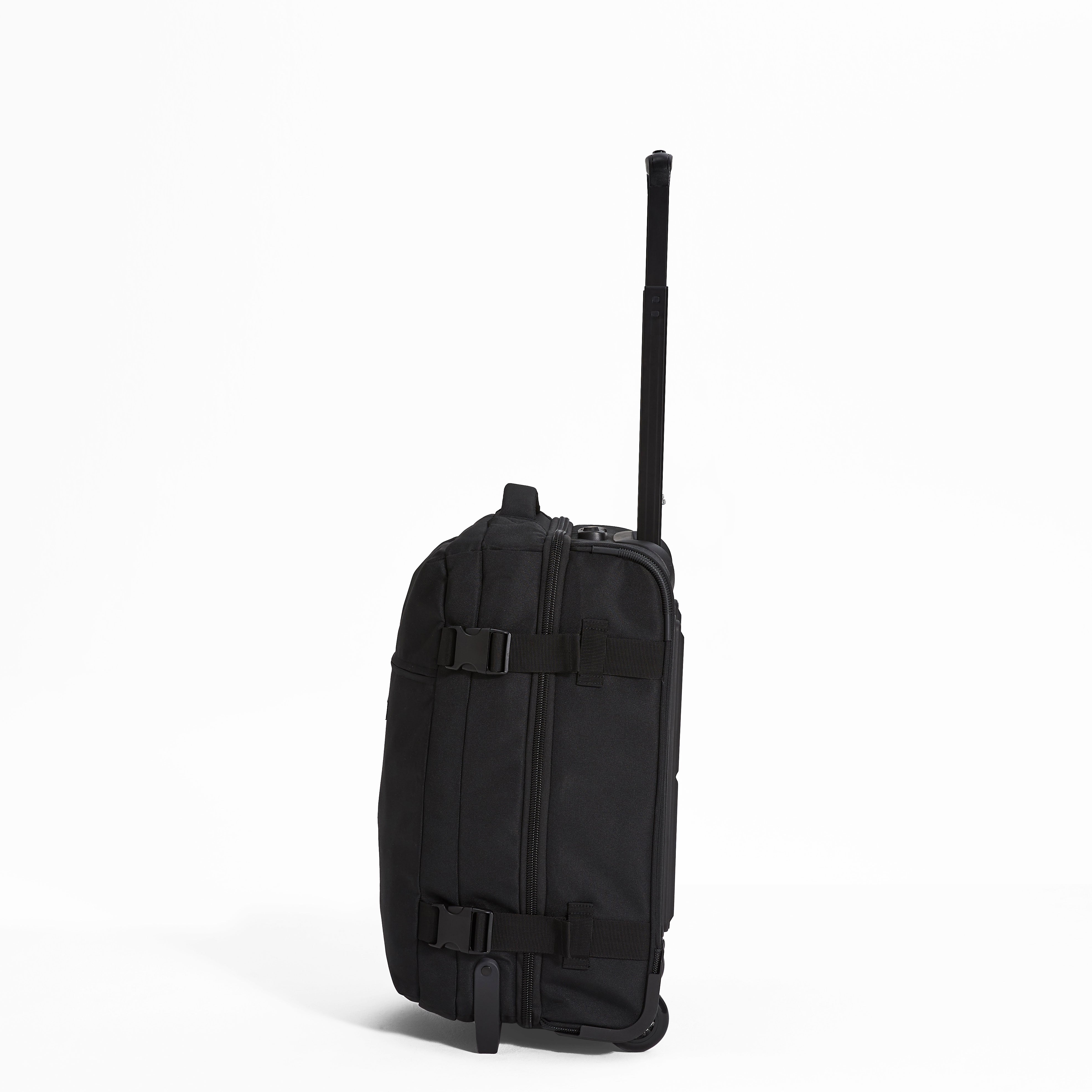 Ela Mo™ Reisetasche mit Rollen 42 Liter | Black. Reisetasche mit Klickverschluss von der linken Seite auf weißem Hintergrund