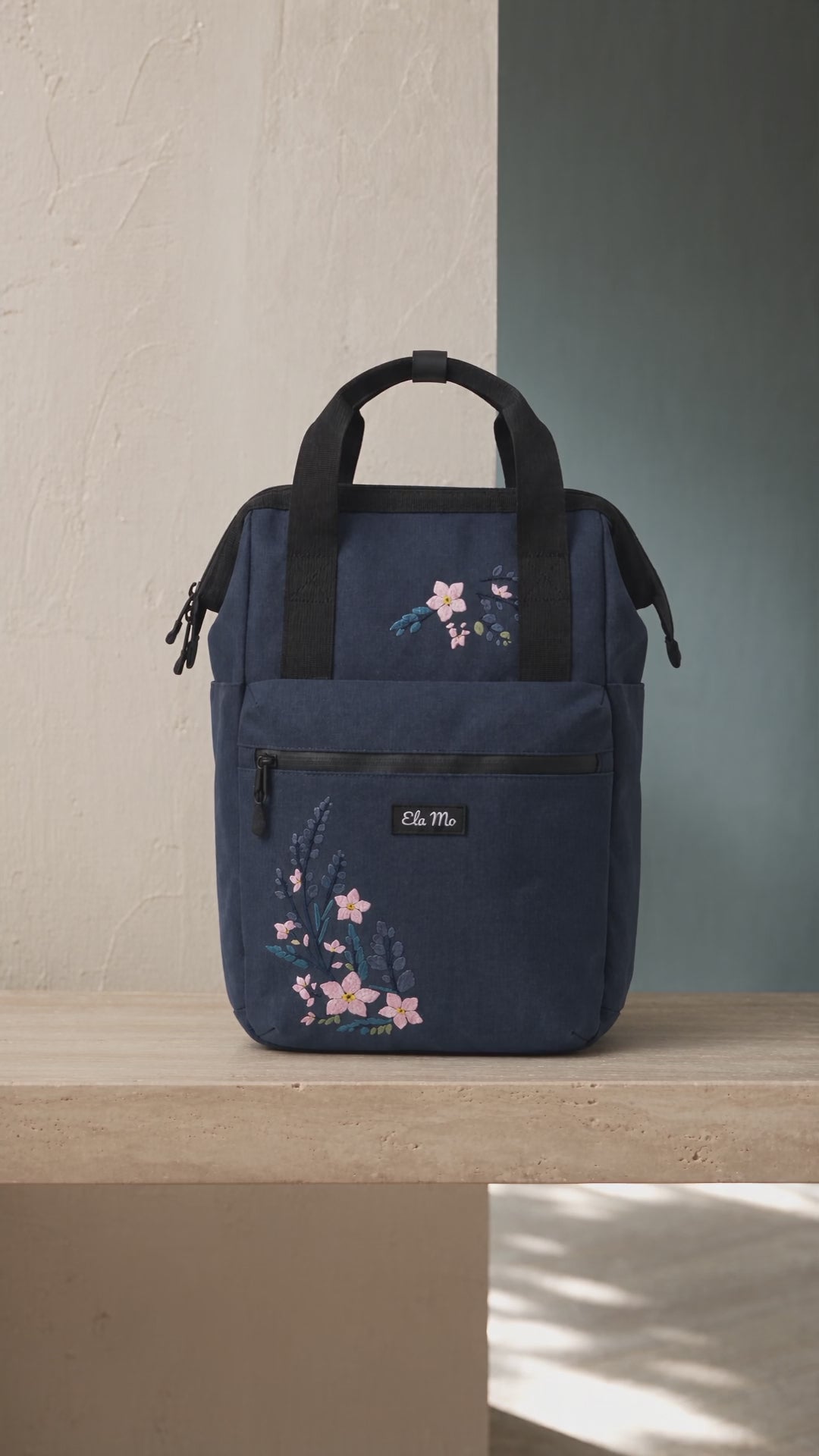 Ela Mo Topload Rucksack Flowering Vine Embroidery – Produktvideo