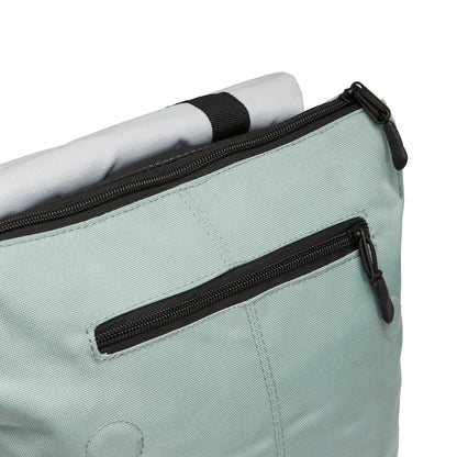 Ela Mo™ Daypack Rucksack | Mintgrey. Zwei Hauptfächer des Rucksacks mit Reißverschluss im oberen Bereich.