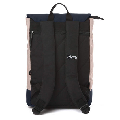 Ela Mo™ Daypack Rucksack | Pink & Blue. Die Rückseite des Rucksacks mit Schulterriemen und kleinem Außenfach.